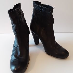Clark's Artisan black leather ankle boots …